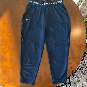 Women Under Armour Navy light weight cropped joggers Small